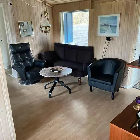 Classic Summer House 200 Meters From The Water, Hébergement de vacances Børkop