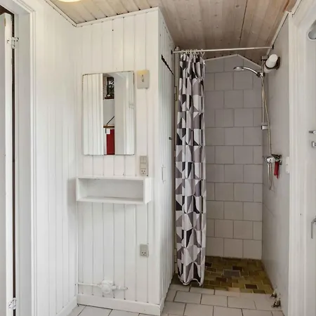 Classic Summer House 200 Meters From The Water, Nyaraló