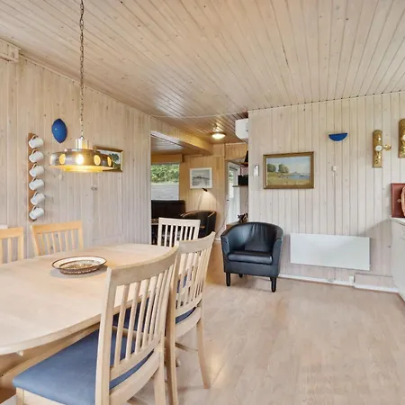 Classic Summer House 200 Meters From The Water, Nyaraló *