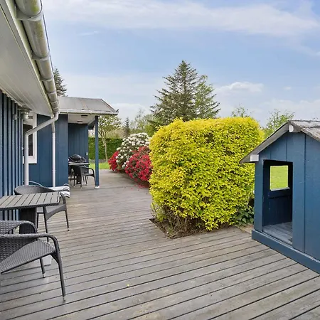 Classic Summer House 200 Meters From The Water, Hébergement de vacances